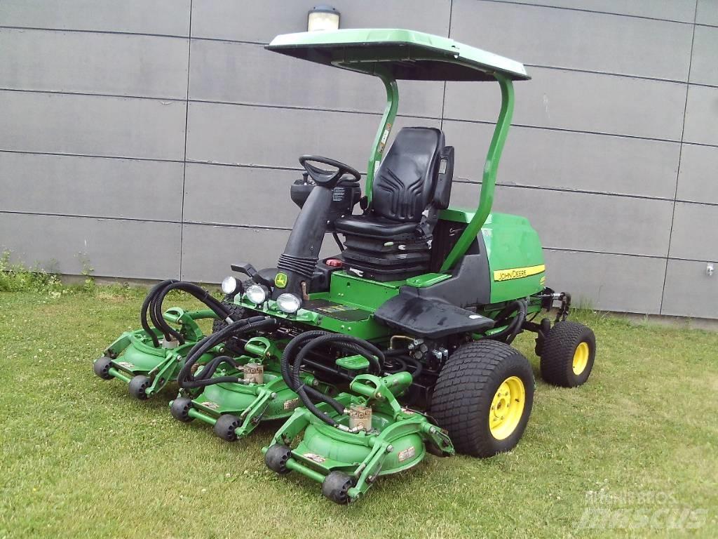 John Deere 8800 骑乘式割草机