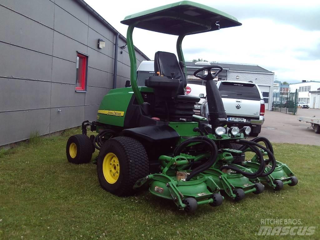John Deere 8800 骑乘式割草机