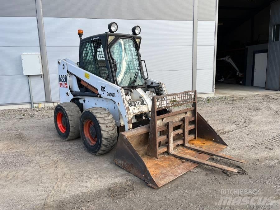 Bobcat A 220 滑移装载机