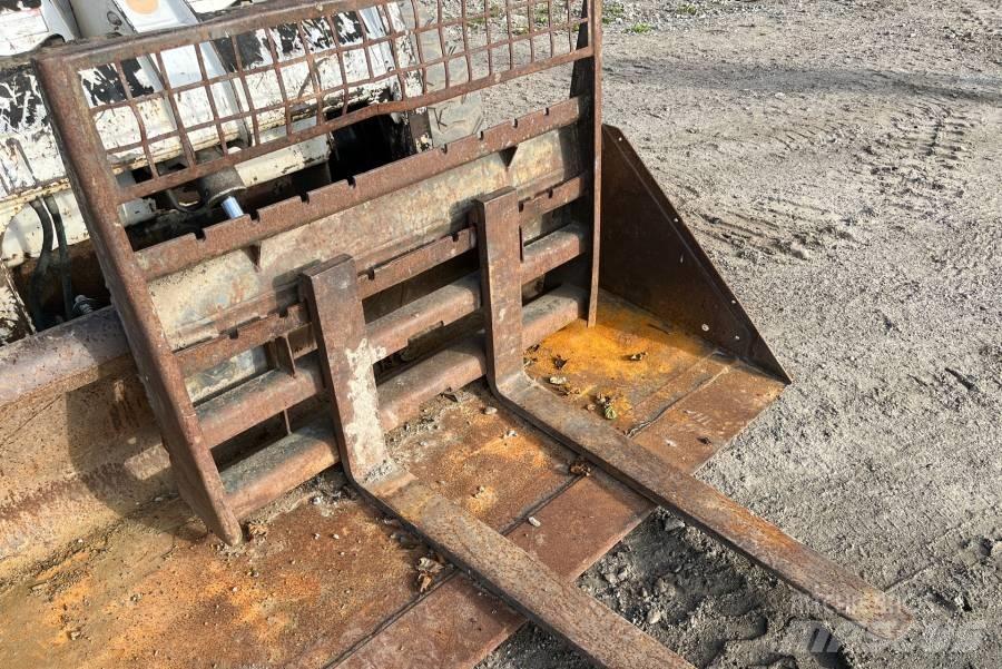 Bobcat A 220 滑移装载机