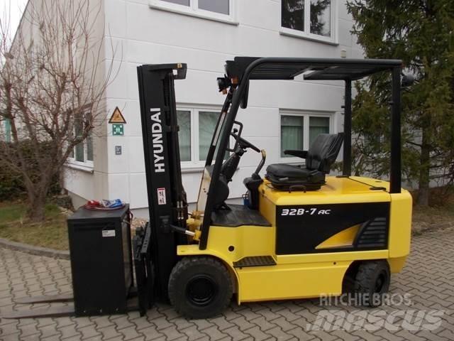 Hyundai 32 B-7 电动叉车