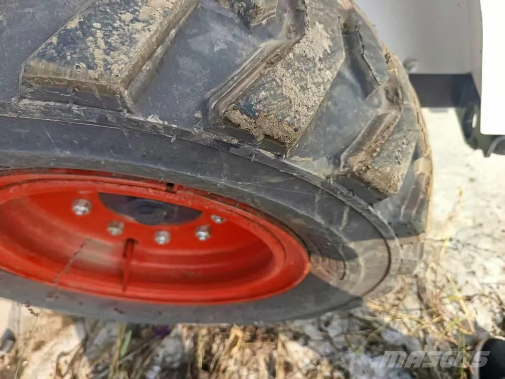 Bobcat S18 滑移装载机