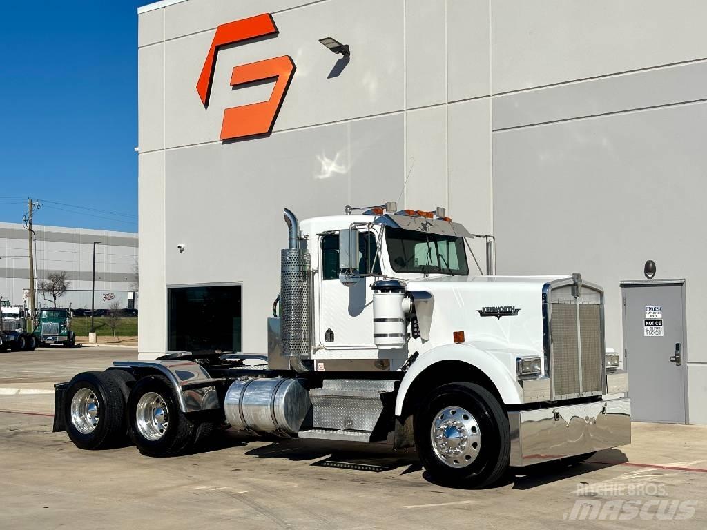 Kenworth W 900 牵引车