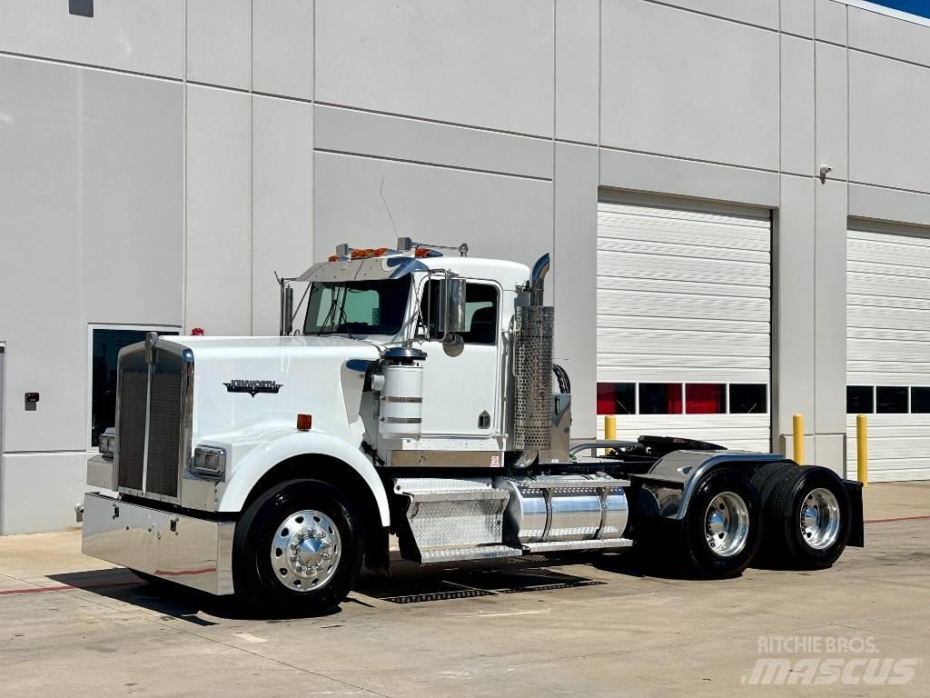 Kenworth W 900 牵引车