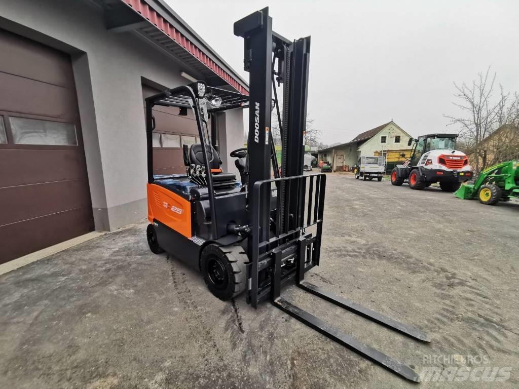 Doosan B25S-7 电动叉车