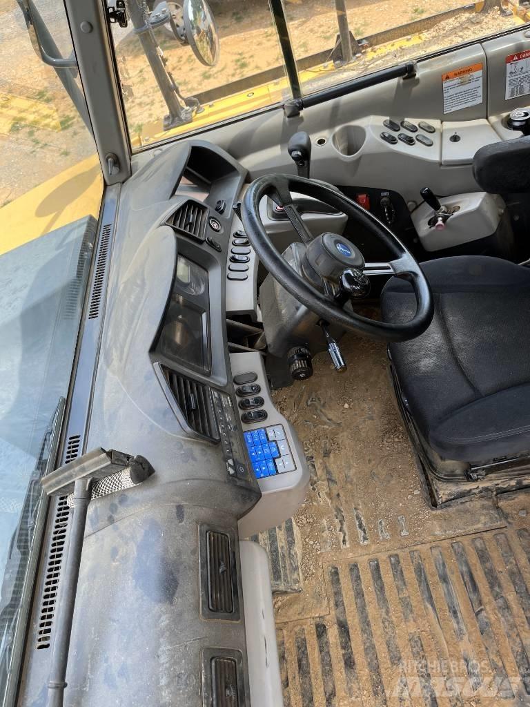 Komatsu HM 400 铰接式自卸车