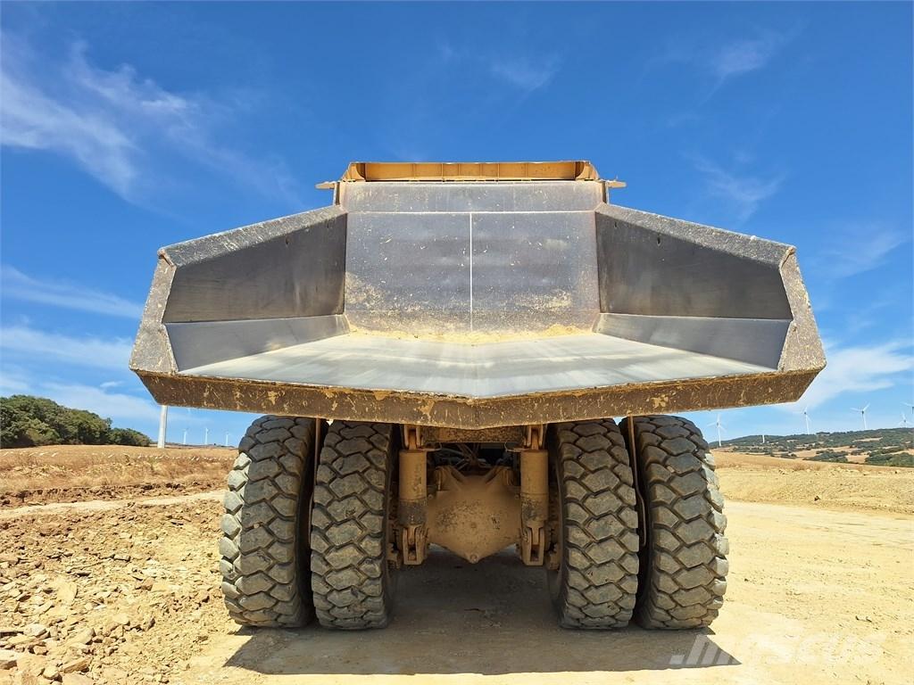 Komatsu HD 605-7E0 刚性自卸车