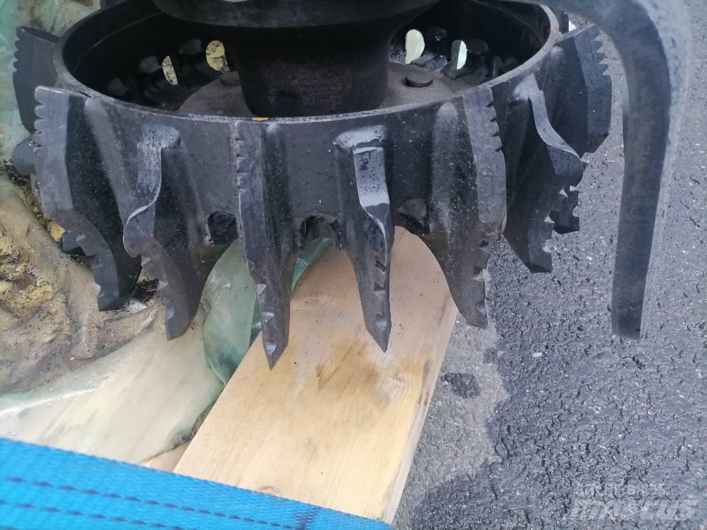 Komatsu C 124 收割机