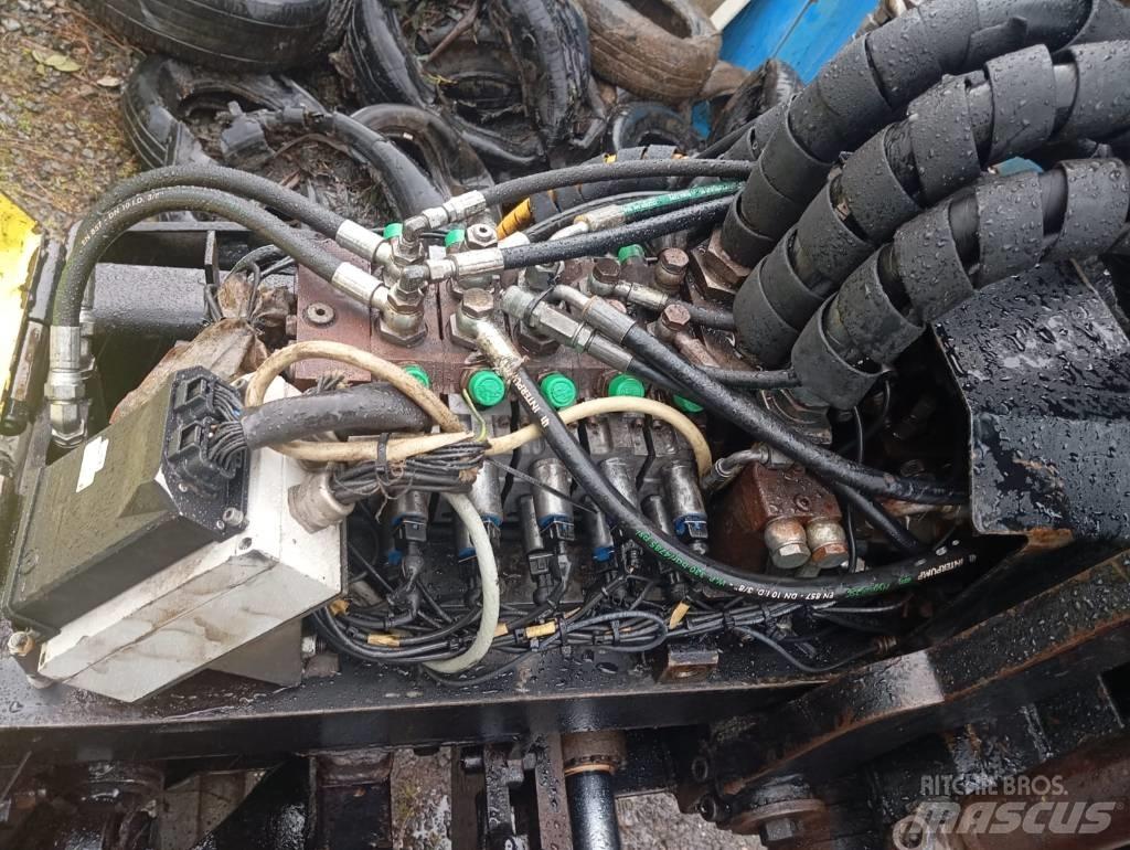Hyundai 220 HXNLC 挖坑机