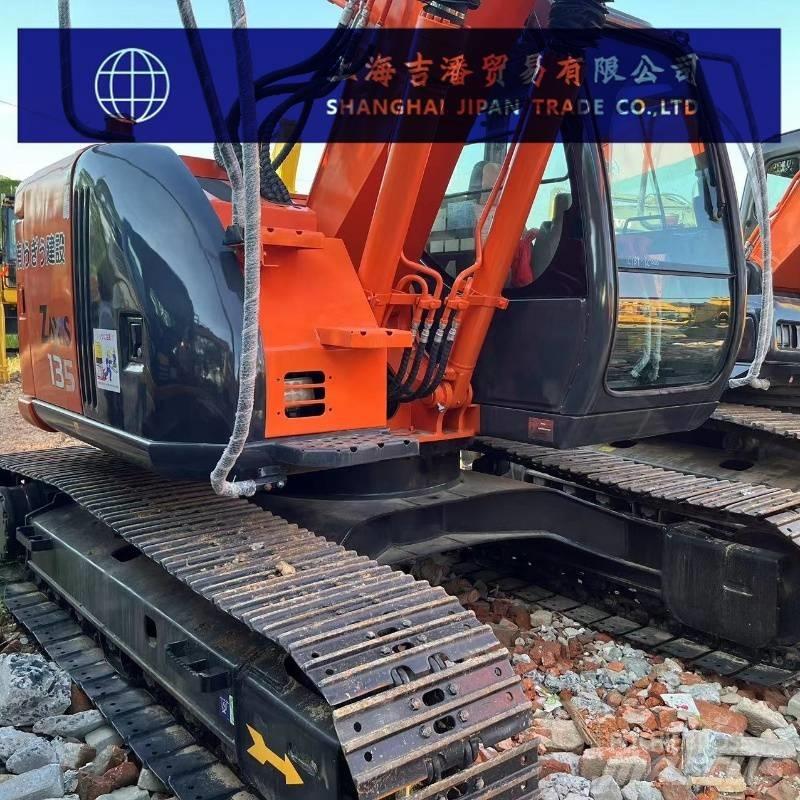 Hitachi ZX 135 履带挖掘机