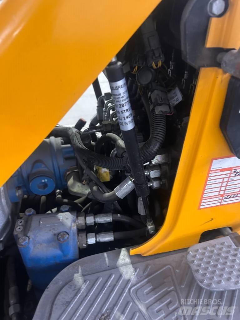 JCB 8010 CTS 小型挖掘机