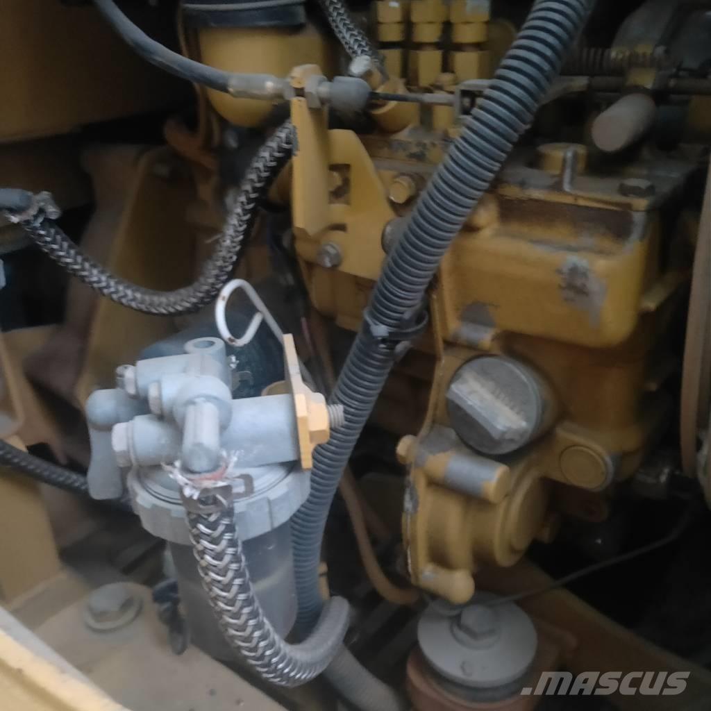 CAT 302CR 小型挖掘机