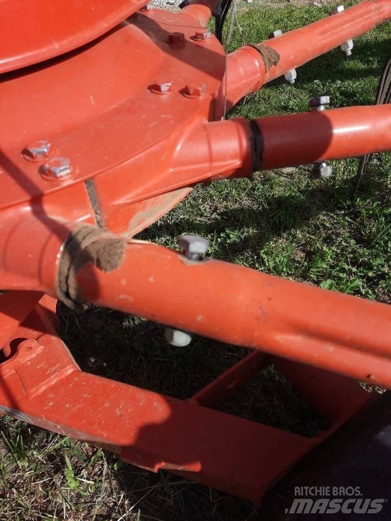Kuhn GA6632 料堆整形机