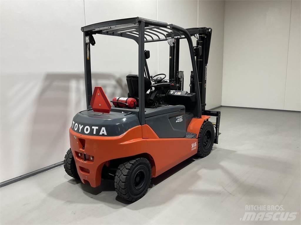 Toyota 8FBMT45 电动叉车