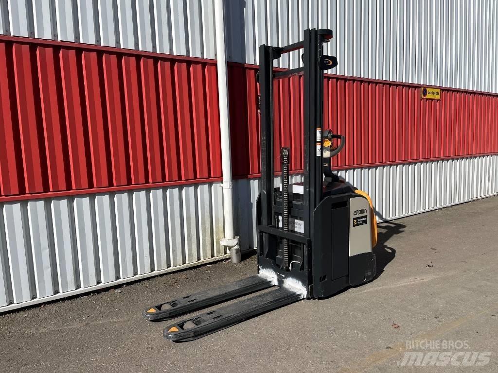 Crown ETi40001,2 手推堆垛车