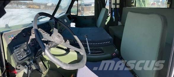 Oshkosh M1070 牵引车