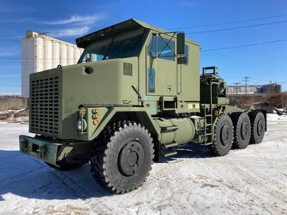 Oshkosh M1070 牵引车