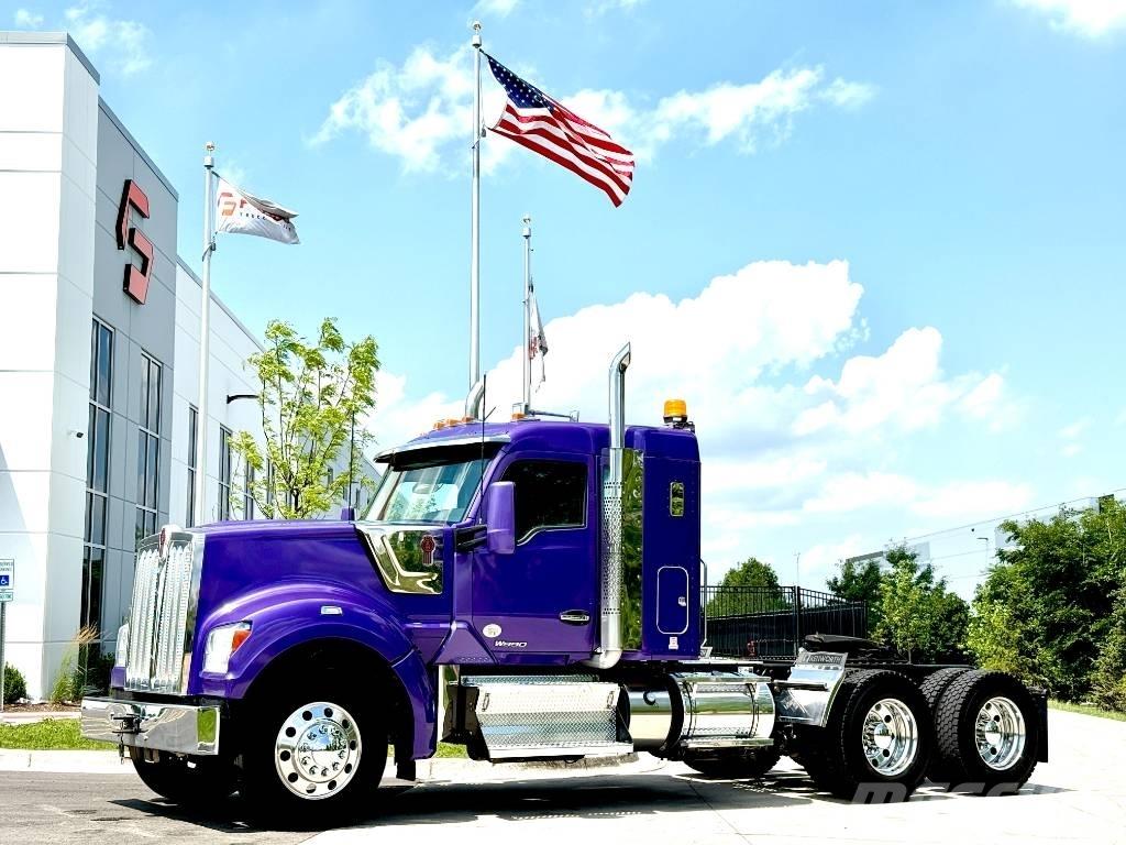 Kenworth W 990 牵引车