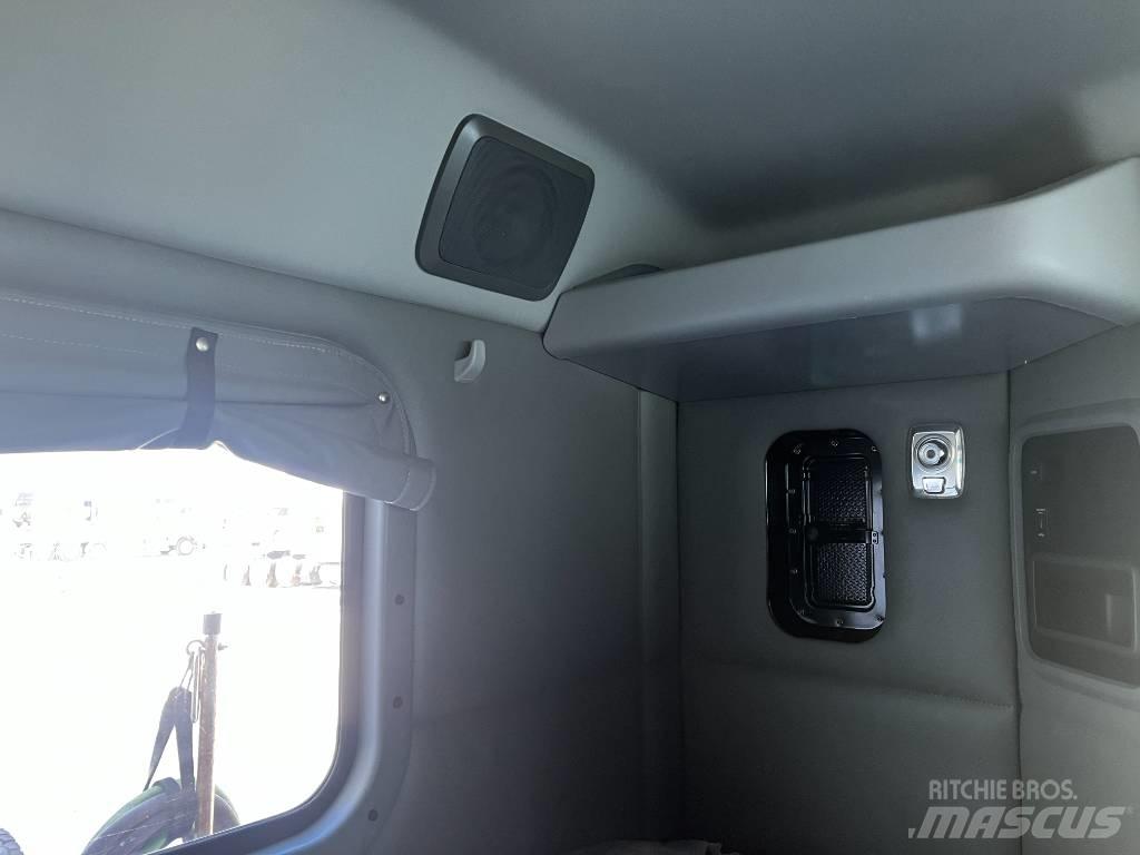 Kenworth W 990 牵引车