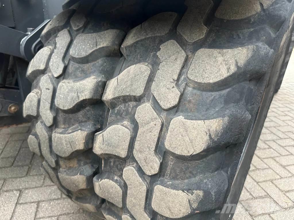 Doosan DX140W-5 轮式挖掘机