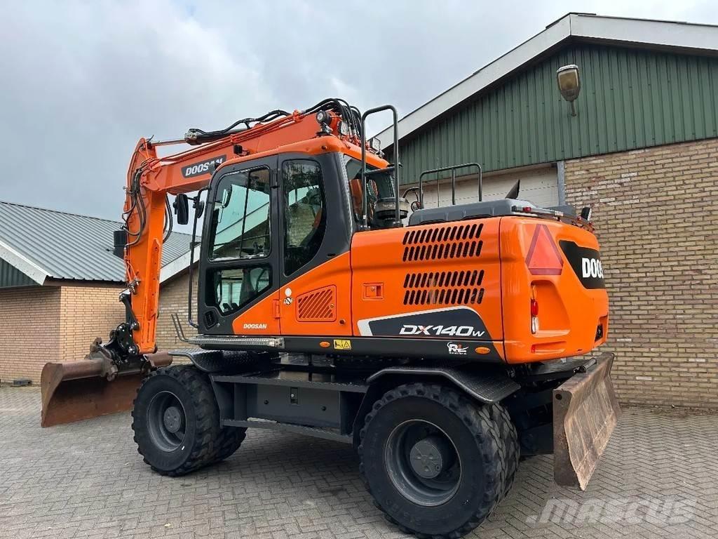 Doosan DX140W-5 轮式挖掘机