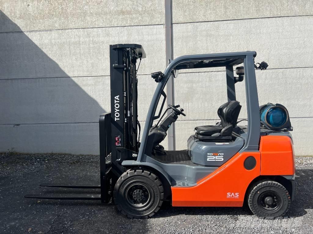 Toyota 02-8 FGF 25 天然气叉车