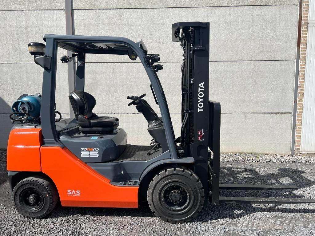 Toyota 02-8 FGF 25 天然气叉车