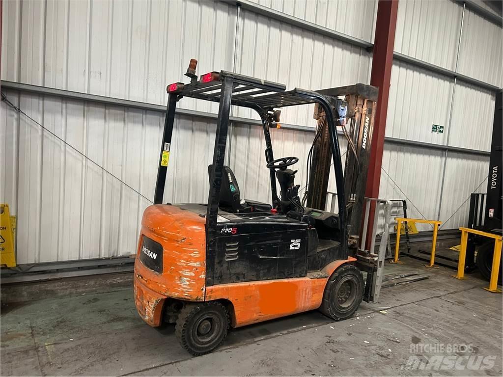 Doosan B25X-5 电动叉车