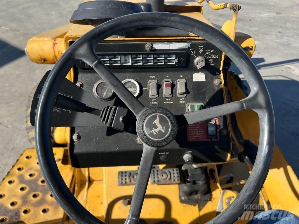 John Deere 210 LE 前装载和挖掘机