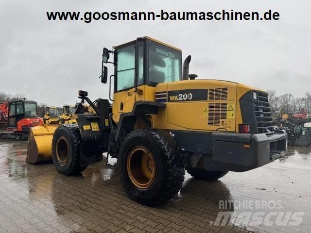Komatsu WA 200 轮式装载机
