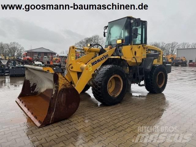 Komatsu WA 200 轮式装载机
