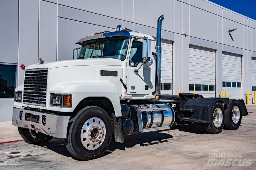 Mack Pinnacle 牵引车