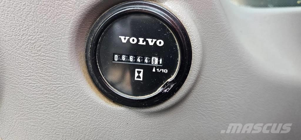 Volvo EC220EL 挖坑机