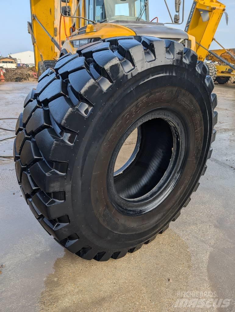 Bridgestone VLTS 轮胎、车轮和轮圈