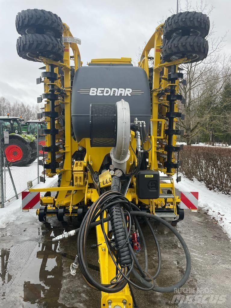 Bednar Omega 8000 FL 多功能条播机
