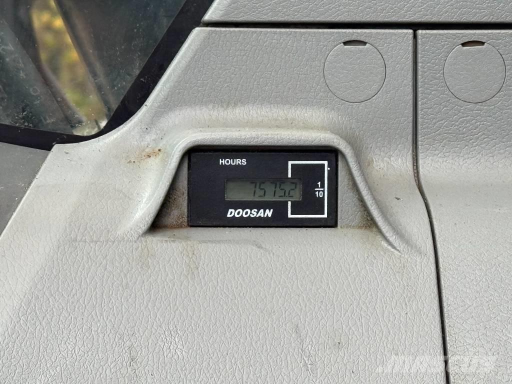 Doosan DX 300 LC 履带挖掘机