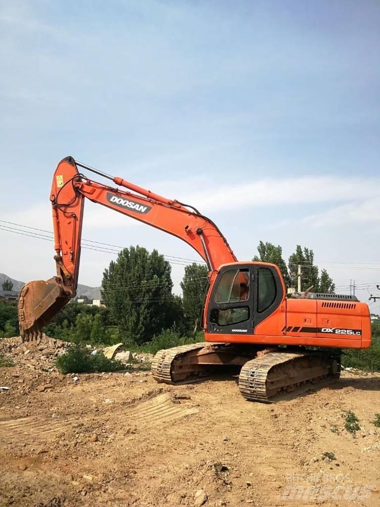 Doosan dx225 履带挖掘机