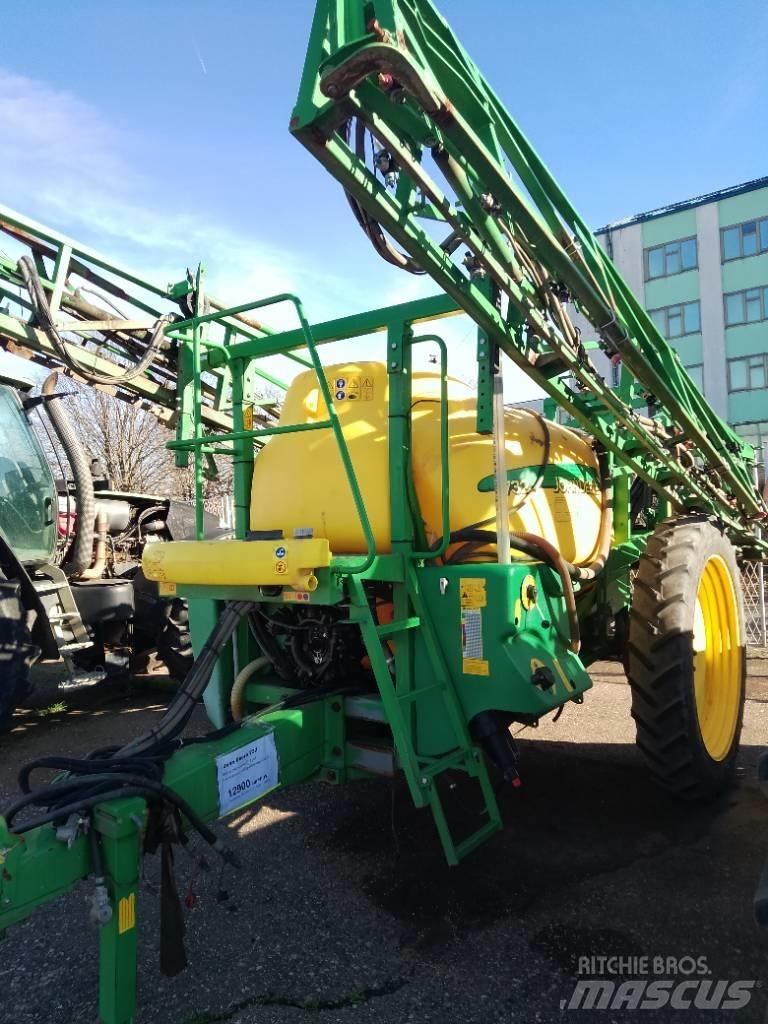 John Deere 732 牵引式喷雾机