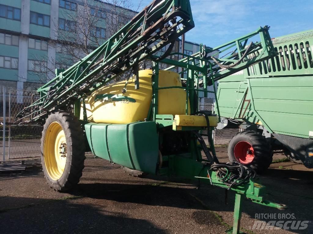 John Deere 732 牵引式喷雾机
