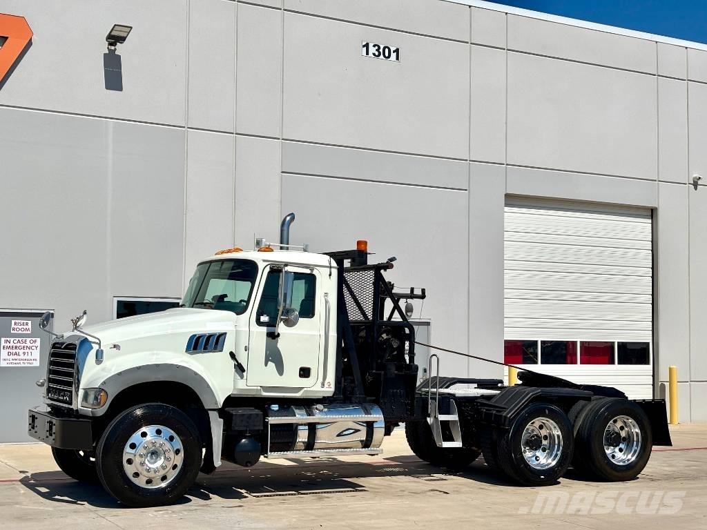 Mack GU713 救援车