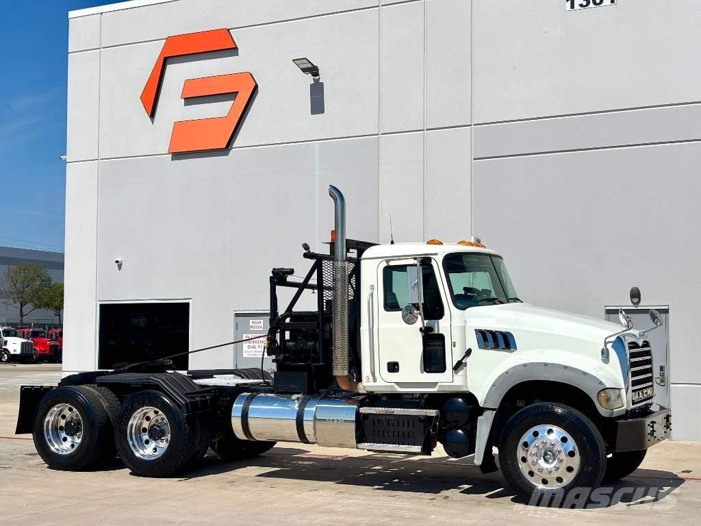 Mack GU713 救援车