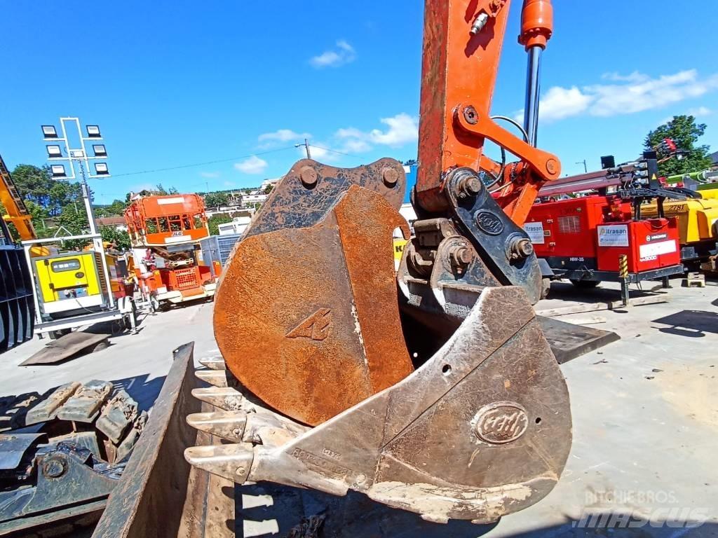 Hitachi ZX 135 US-6 履带挖掘机