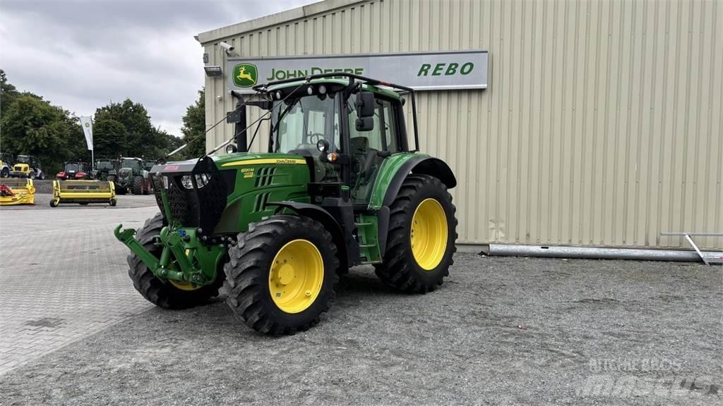 John Deere 6120M 小型拖拉机