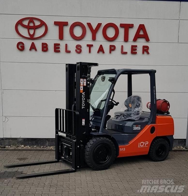 Toyota 02-8FGJF35 天然气叉车