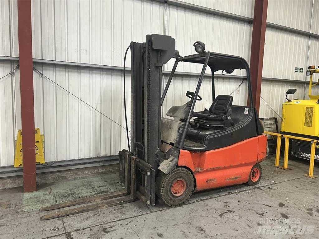 Linde E30-02 电动叉车