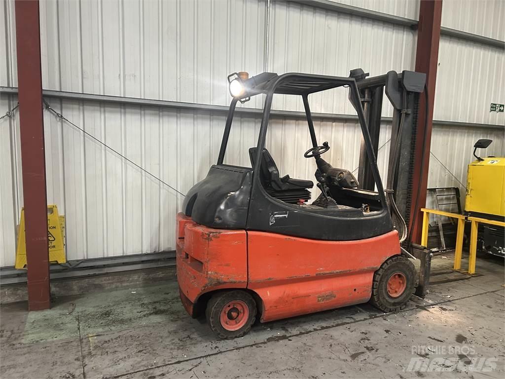 Linde E30-02 电动叉车