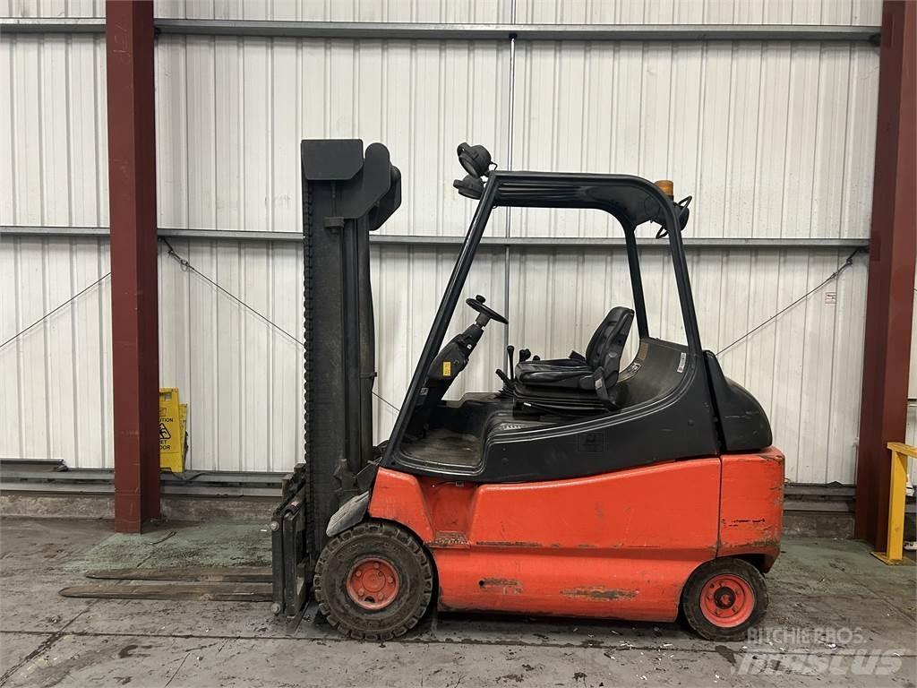 Linde E30-02 电动叉车