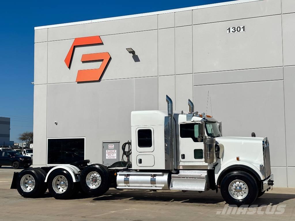 Kenworth W 900 牵引车