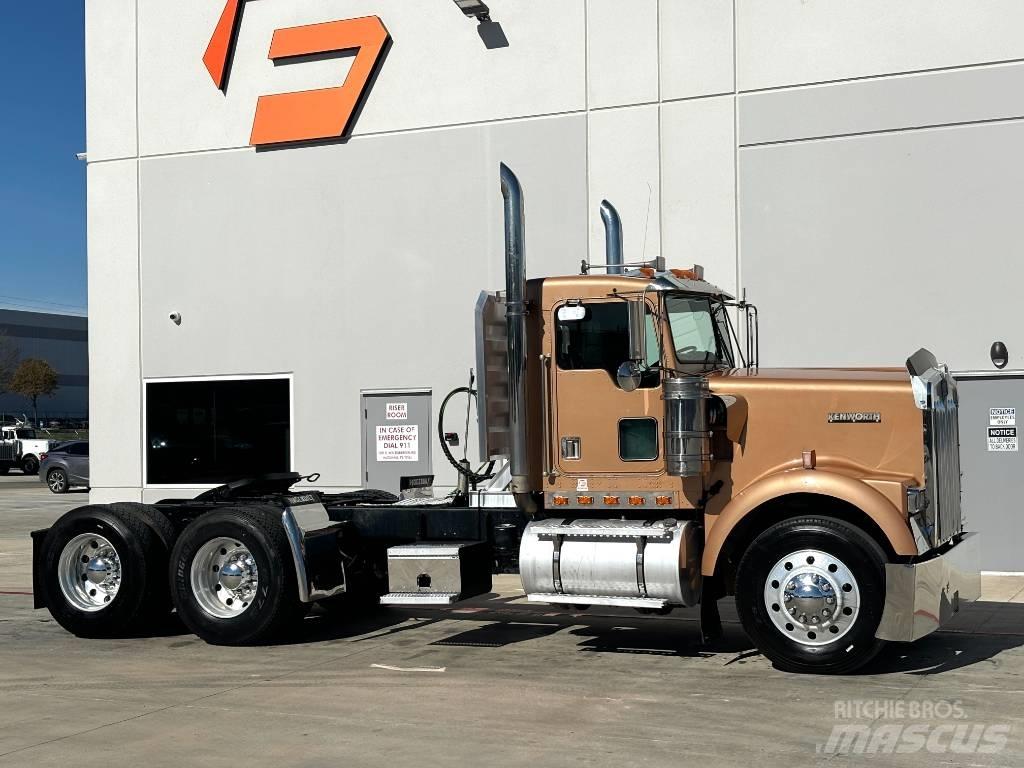 Kenworth W 900 牵引车