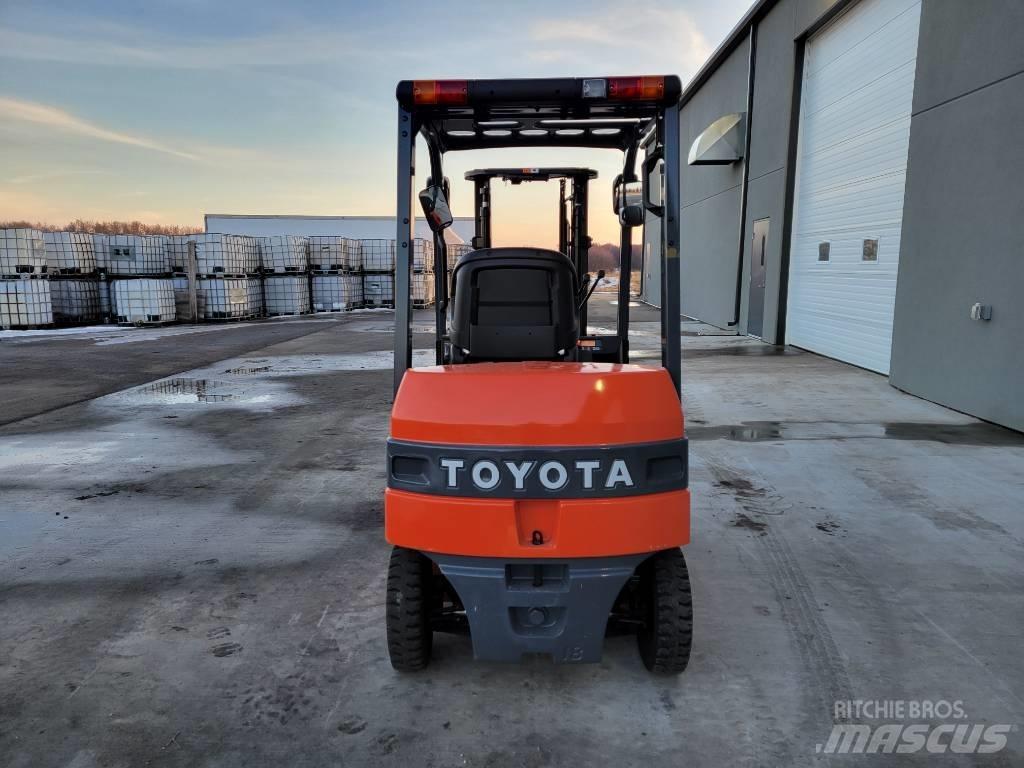 Toyota 8FB25 电动叉车